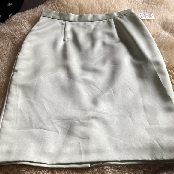 Light pastel green satin feel skirt size 10 - Picture 2 of 7